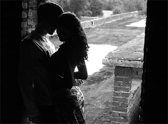 innamorati_abbracciati_foto_in_bianco_e_nero